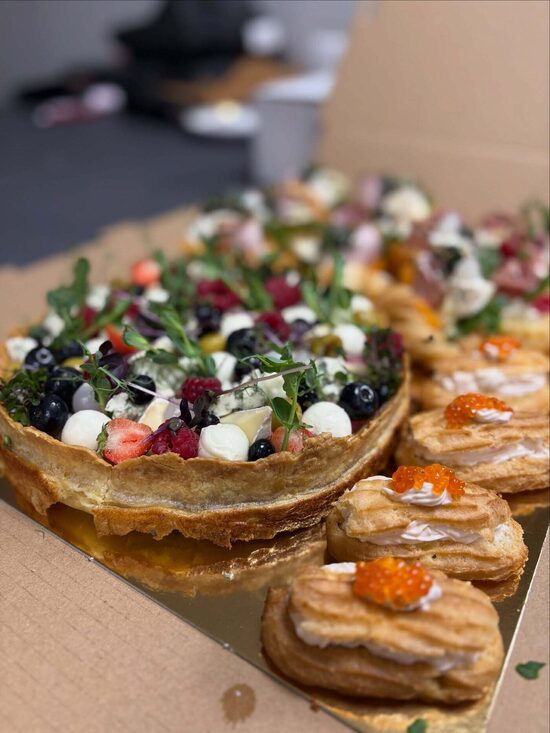 Uzkodu studija "Ne tik salds"